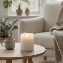 LED-Stumpenkerze mit Flammeneffekt, Weiß, 10 cm hoch, Ø7,5 cm, echtes Stearin