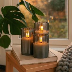 LED-Stumpenkerzen-Set im Rauchglas mit Flammeneffekt, 3 Stk., inkl. Fernbedienung und Timer, 10/12,5/15 cm hoch, echtes Stearin
