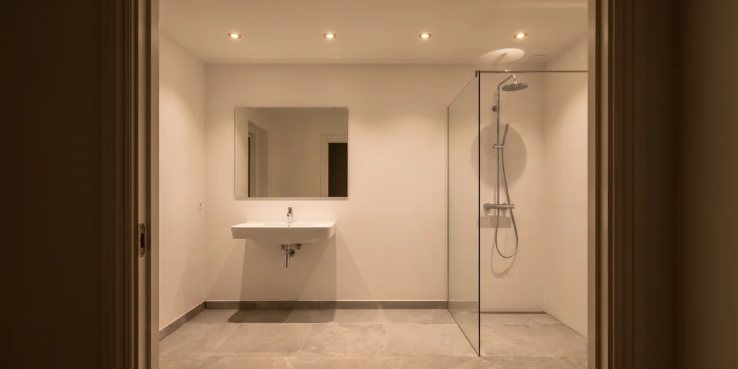 Badezimmer mit Einbaustrahlern in der Decke