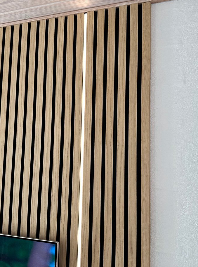 Paneelwand mit drei Lichtbahnen
