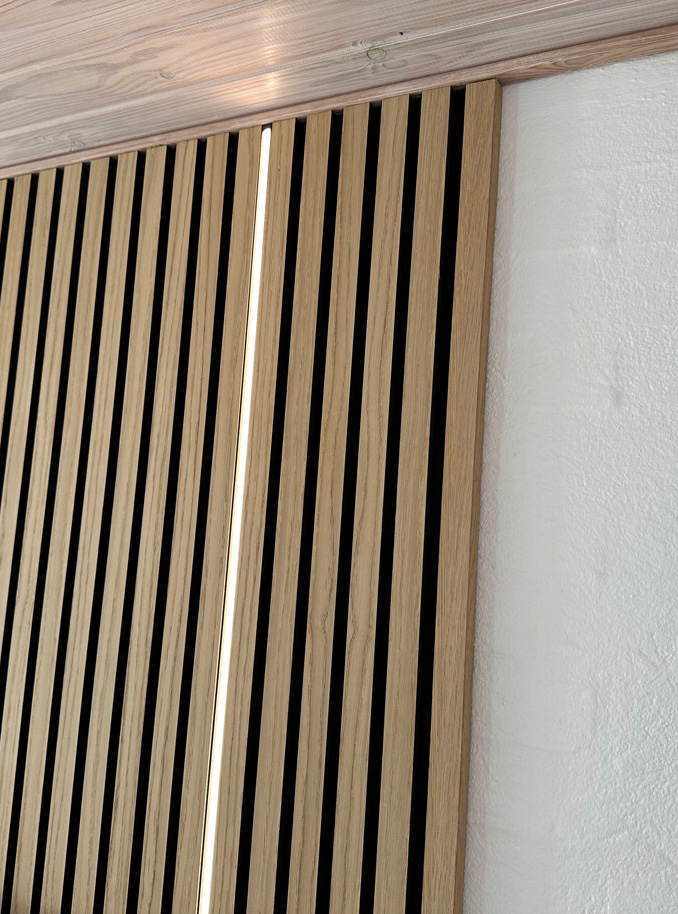 Akustikpaneel mit LED-Licht hinter dem Sofa