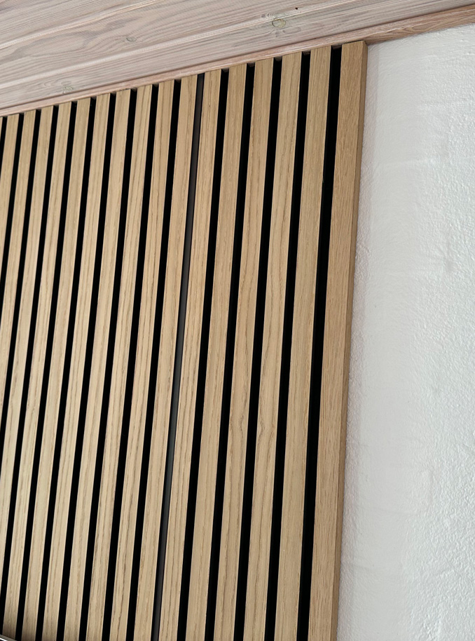 Beleuchtete Paneelwand bei Tageslicht