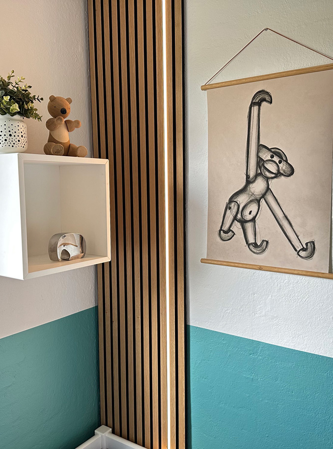 Paneelwand mit Lichtlinien im Eingangsbereich