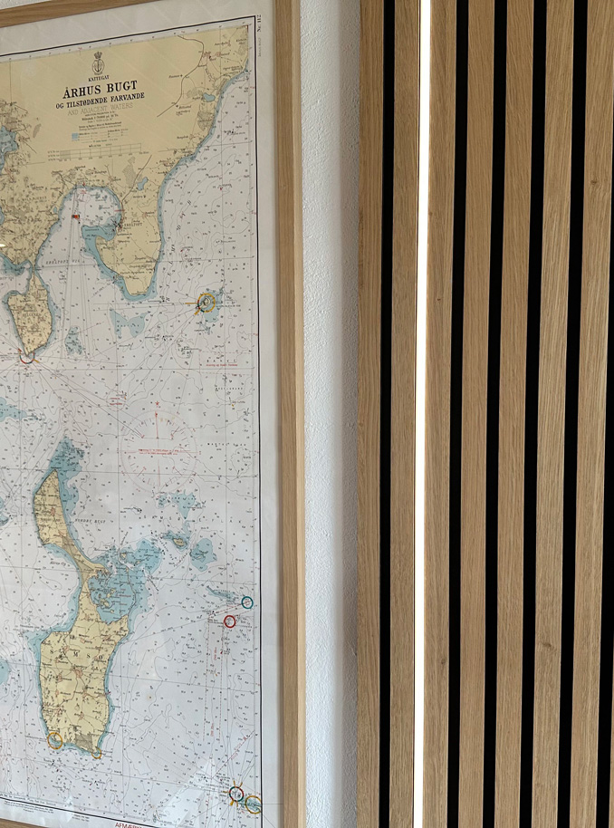 Paneelwand mit gedimmtem LED-Licht