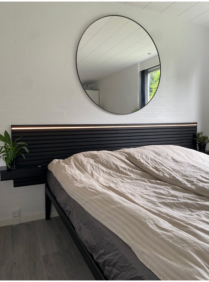 Paneelwand mit beleuchtetem Aluprofil