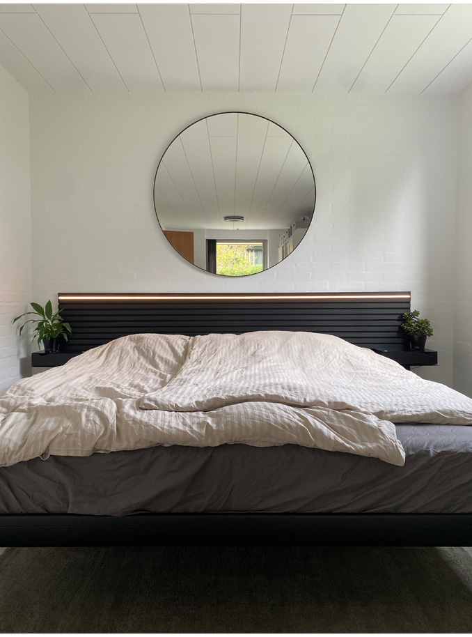 LED-Licht zwischen Lamellen einer Paneelwand
