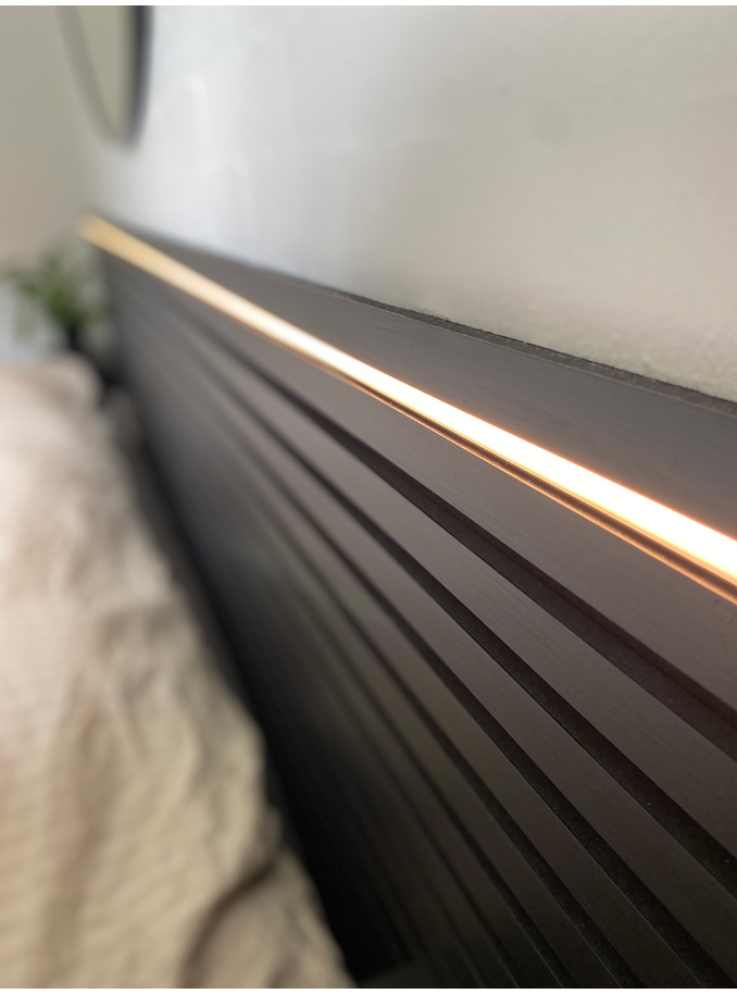 Nahaufnahme von Abdeckung und Lichtband im Akustikpaneel