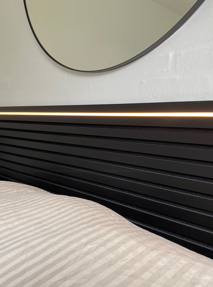 Akustikpaneel mit schwarzer LED-Schiene