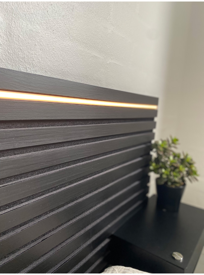 Mehrere Lichtbahnen in einer Paneelwand
